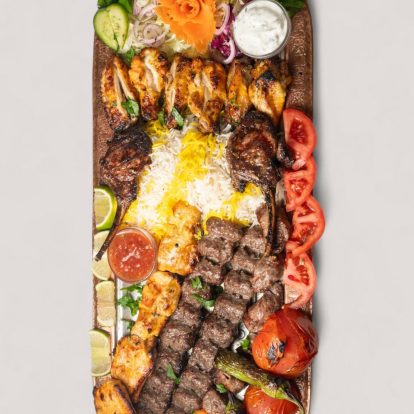 Chef's Special Grill Teller mit Variation of Kebabs von Grill, Zartes Lammhaxe.Dazu Basmatireis nach wahl, Salat und saucen unsere besonderen Reis-Spezialitäten: Zu unseren Gerichten servieren wir Ihnen duftenden Basmatireis in verschiedenen traditionellen Variaten. Jeder Reis wird mit ausgewählten Gewürzen und Zutaten zubereitet und rundet Ihr Gericht perfekt ab:
